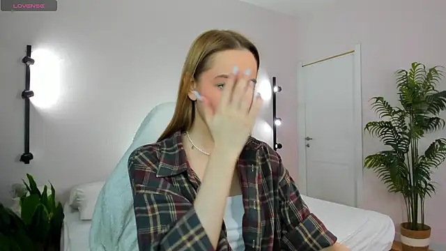 Snapshot of Sweett_Monica chatting on March 19, 12:58 am Sweett Monica online show from March 19, 12:58 am