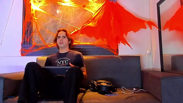 liam genner  online show from October 19, 8:09 pm