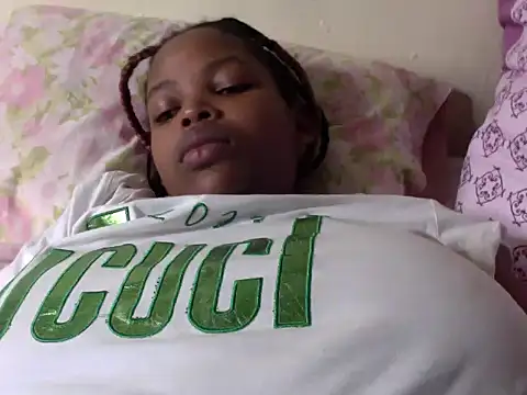 Snapshot of queen-sasha chatting on October 6, 7:11 pm queen-sasha online show from October 6, 7:11 pm