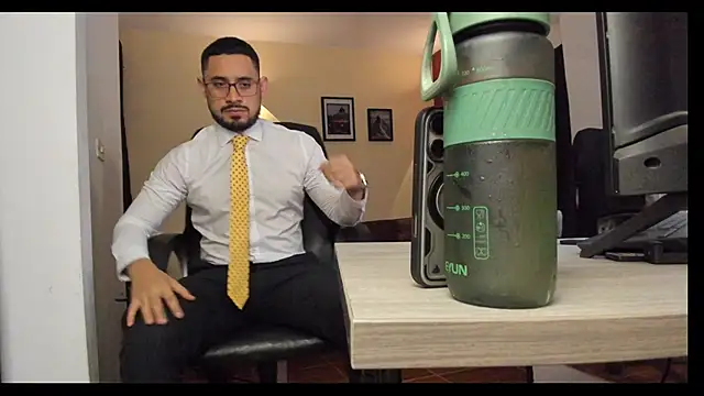 Snapshot of thesexlawyer1 chatting on December 5, 4:21 am thesexlawyer1 online show from December 5, 4:21 am