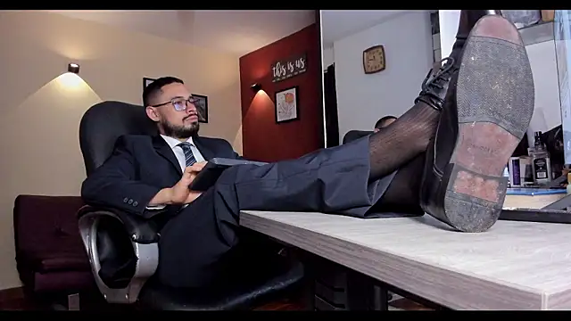 Snapshot of thesexlawyer1 chatting on February 25, 3:27 am thesexlawyer1 online show from February 25, 3:27 am