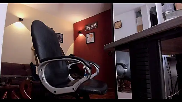 Snapshot of thesexlawyer1 chatting on March 15, 3:45 am thesexlawyer1 online show from March 15, 3:45 am