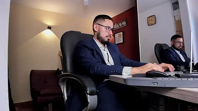 Snapshot of thesexlawyer1 chatting on March 16, 5:44 am thesexlawyer1 online show from March 16, 5:44 am