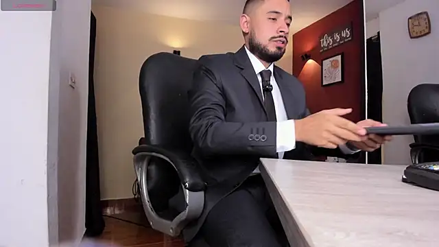 Snapshot of thesexlawyer1 chatting on March 25, 3:34 am thesexlawyer1 online show from March 25, 3:34 am