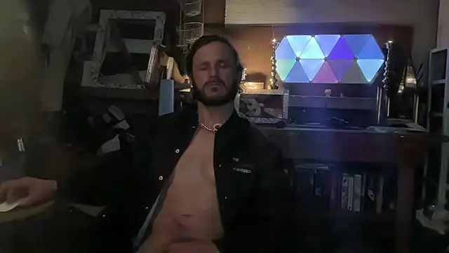 Snapshot of CowboyZuhly chatting on April 7, 6:47 am CowboyZuhly online show from April 7, 6:47 am