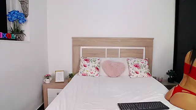 Snapshot of AylinRoss chatting on September 18, 6:54 pm AylinRoss online show from September 18, 6:54 pm