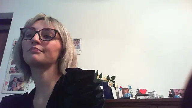 Snapshot of sexy_blondie92 chatting on January 3, 11:44 pm sexy blondie92 online show from January 3, 11:44 pm