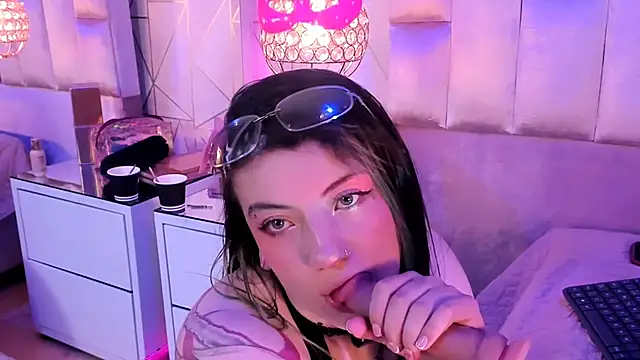 Broklinwhite  online show from May 15, 1:40 pm