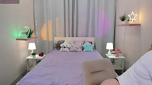 TiffanyBatson online show from December 5, 5:37 am