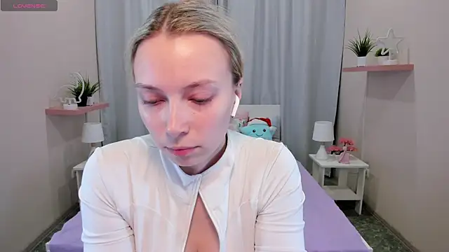 TiffanyBatson online show from December 6, 10:05 am