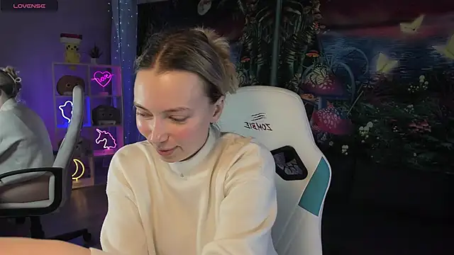 TiffanyBatson online show from February 19, 4:44 am