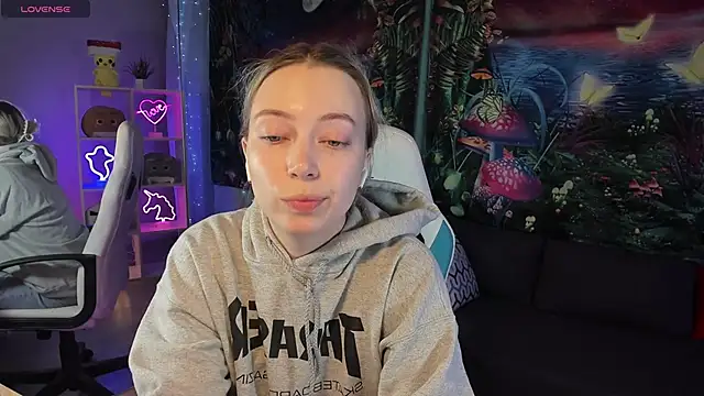 TiffanyBatson online show from February 20, 7:01 am