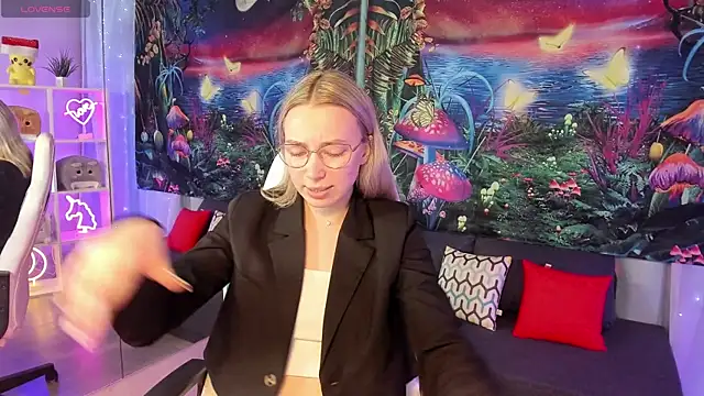 TiffanyBatson online show from March 7, 6:02 am