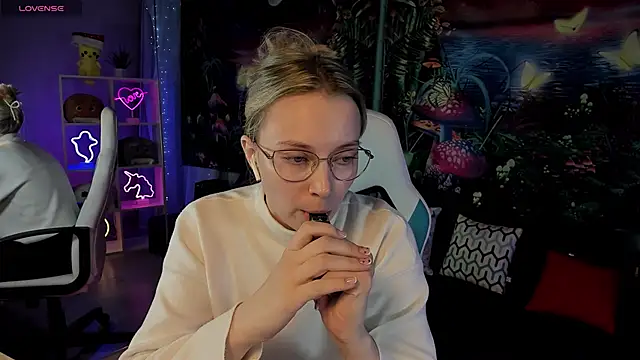 TiffanyBatson online show from March 17, 7:24 am