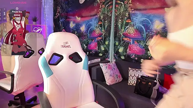 TiffanyBatson online show from March 21, 6:49 am