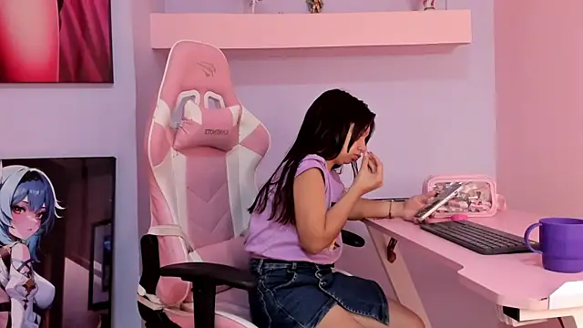 Snapshot of CharlotteMuller chatting on May 3, 8:37 pm CharlotteMuller online show from May 3, 8:37 pm