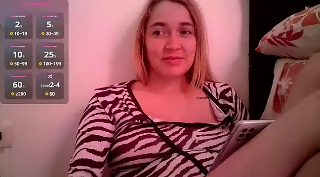Izury Blondee online show from December 15, 12:17 pm