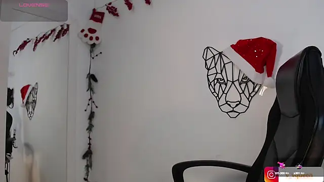 Snapshot of Violet-Queen chatting on December 15, 7:10 pm Violet-Queen online show from December 15, 7:10 pm