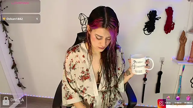 Snapshot of Violet-Queen chatting on December 21, 10:39 am Violet-Queen online show from December 21, 10:39 am