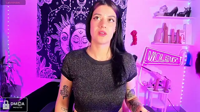 Snapshot of Violet-Queen chatting on April 16, 2:01 am Violet-Queen online show from April 16, 2:01 am