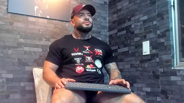 Snapshot of BruceDallas chatting on June 8, 1:50 am BruceDallas online show from June 8, 1:50 am