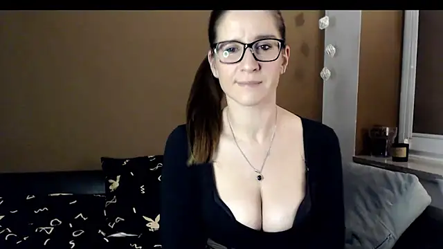 KayaRose online show from December 1, 9:15 pm