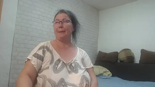 Snapshot of EmmaSquirt chatting on February 16, 8:27 pm EmmaSquirt online show from February 16, 8:27 pm