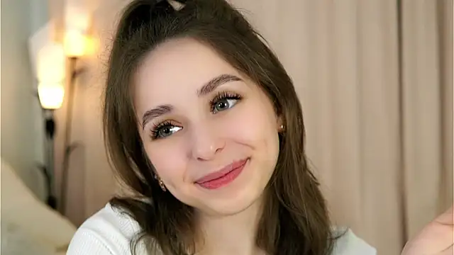 Snapshot of EstherMitchel chatting on December 14, 4:12 am EstherMitchel online show from December 14, 4:12 am