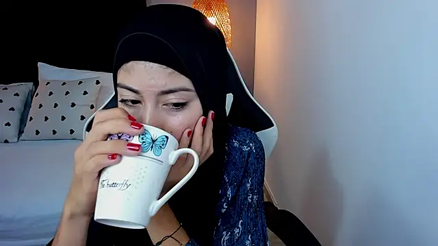 chaymae nah  online show from December 19, 11:25 pm