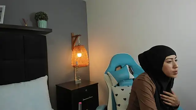 chaymae nah  online show from March 7, 11:05 pm