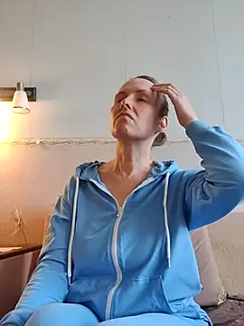 Snapshot of Evelina_cute chatting on October 27, 11:03 am Evelina cute online show from October 27, 11:03 am