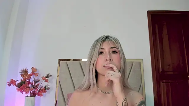 LucyJhonnsonn online show from December 7, 12:41 am
