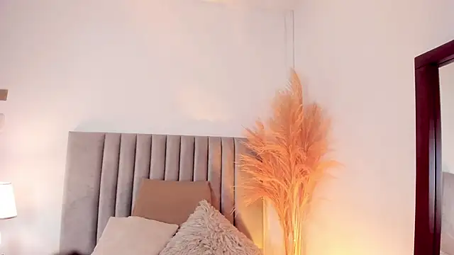 LucyJhonnsonn online show from December 13, 12:42 am