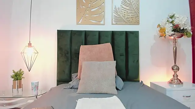 LucyJhonnsonn online show from February 2, 12:51 am
