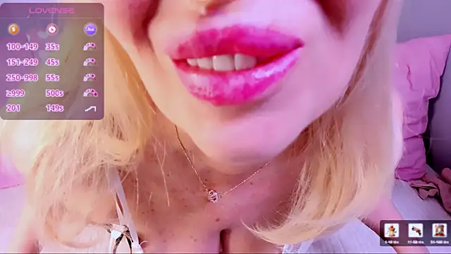 Snapshot of Scarlett_Mai chatting on May 17, 12:45 pm Scarlett Mai online show from May 17, 12:45 pm