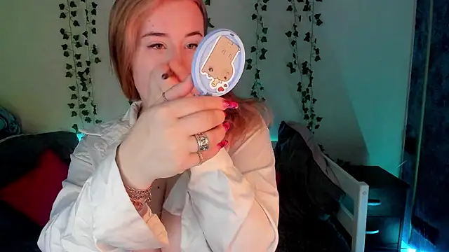 Snapshot of Emily_Gin chatting on February 15, 2:15 am Emily Gin online show from February 15, 2:15 am