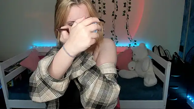 Emily Gin online show from October 10, 2:43 am