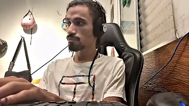 Snapshot of hotcamboy420 chatting on February 1, 6:21 am hotcamboy420 online show from February 1, 6:21 am