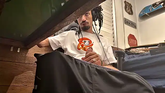 Snapshot of hotcamboy420 chatting on February 5, 3:45 am hotcamboy420 online show from February 5, 3:45 am