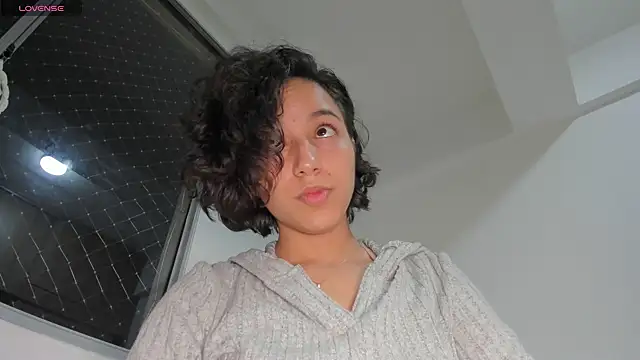 laura-hills18 online show from October 1, 12:16 am