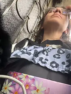 karlamorris  online show from March 30, 1:12 pm