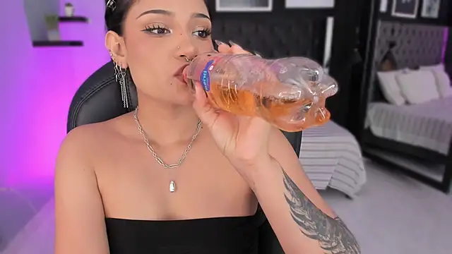 Snapshot of renee_shelby_ chatting on March 10, 8:36 pm renee shelby online show from March 10, 8:36 pm