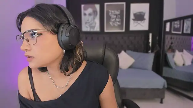 Snapshot of renee_shelby_ chatting on March 19, 8:35 pm renee shelby online show from March 19, 8:35 pm