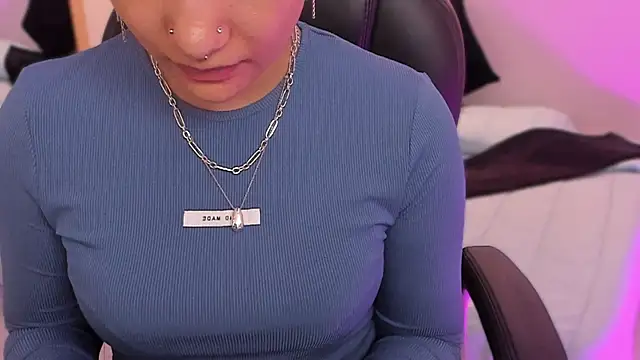 Snapshot of renee_shelby_ chatting on April 8, 2:28 pm renee shelby online show from April 8, 2:28 pm