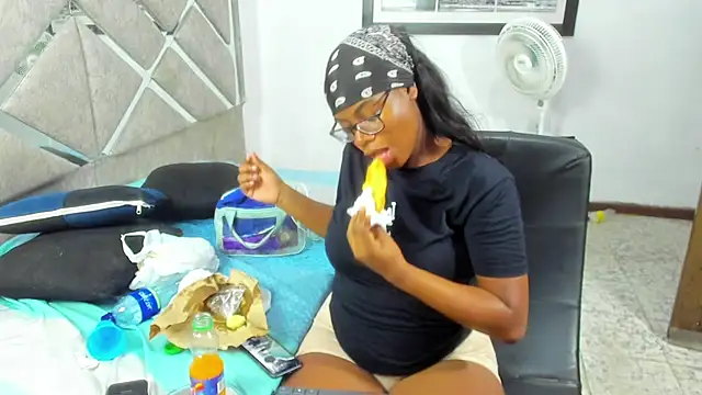 EvaxEmma online show from April 25, 1:41 pm