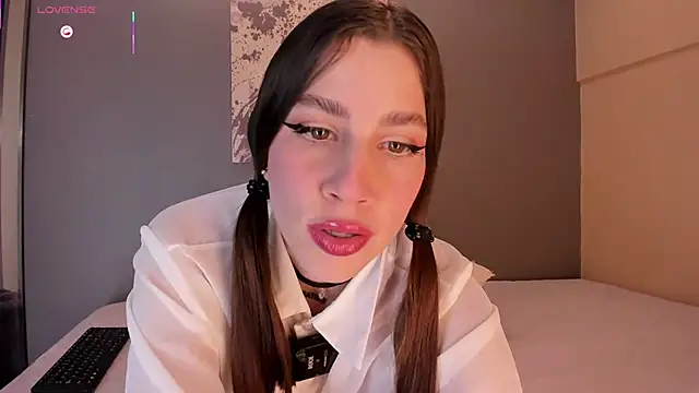 LynnSam  online show from September 27, 11:10 pm