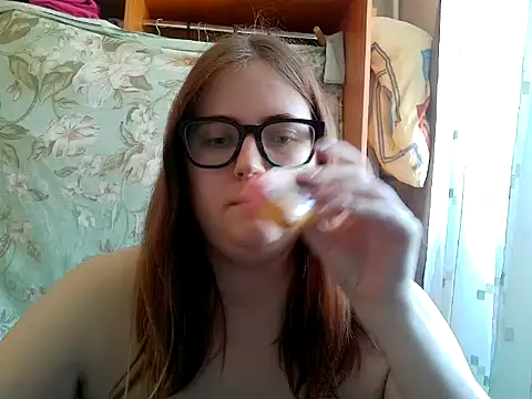 Snapshot of DesireMelissa chatting on June 4, 6:19 am DesireMelissa online show from June 4, 6:19 am