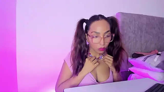 Snapshot of Leticia_brownn1 chatting on April 22, 7:48 pm Leticia brownn1 online show from April 22, 7:48 pm
