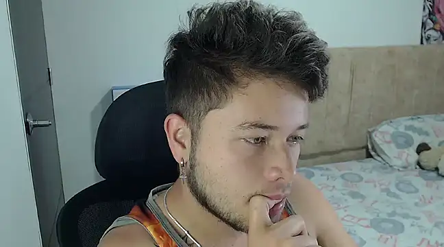 Snapshot of JOHANLEON1 chatting on December 2, 12:19 am JOHANLEON1 online show from December 2, 12:19 am