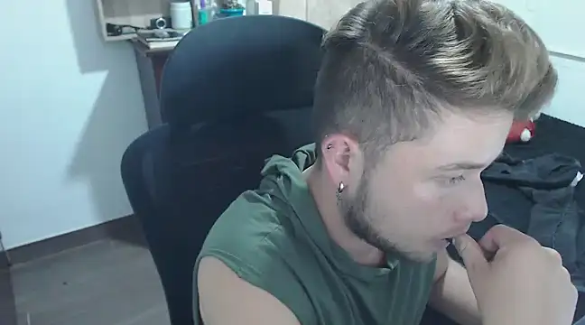 Snapshot of JOHANLEON1 chatting on March 14, 1:59 am JOHANLEON1 online show from March 14, 1:59 am